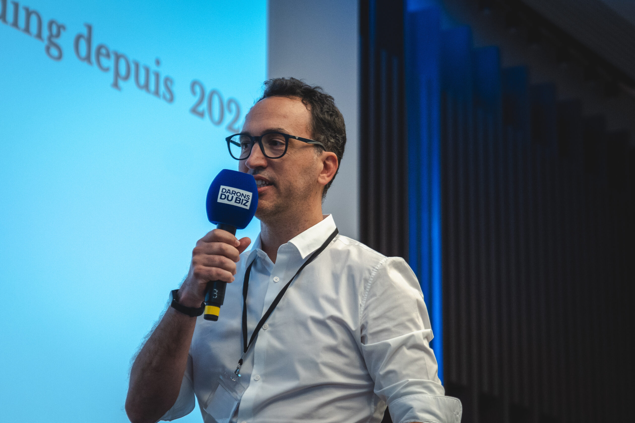 Fabien Vanni en intervention, micro à la main, lors de la conférence Darons du Biz